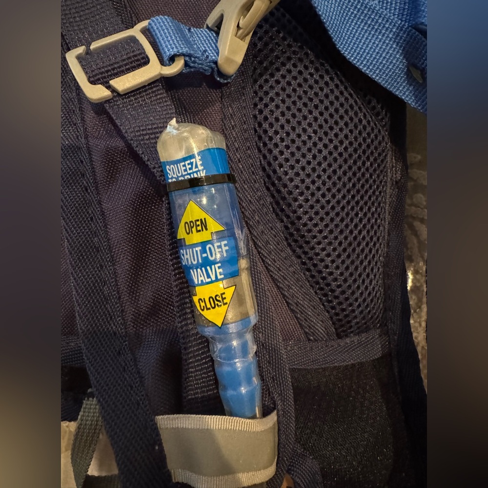 NWT Navy and Gray Hydration H2O Backpack. 2 Litres capacity - Picture 4 of 13